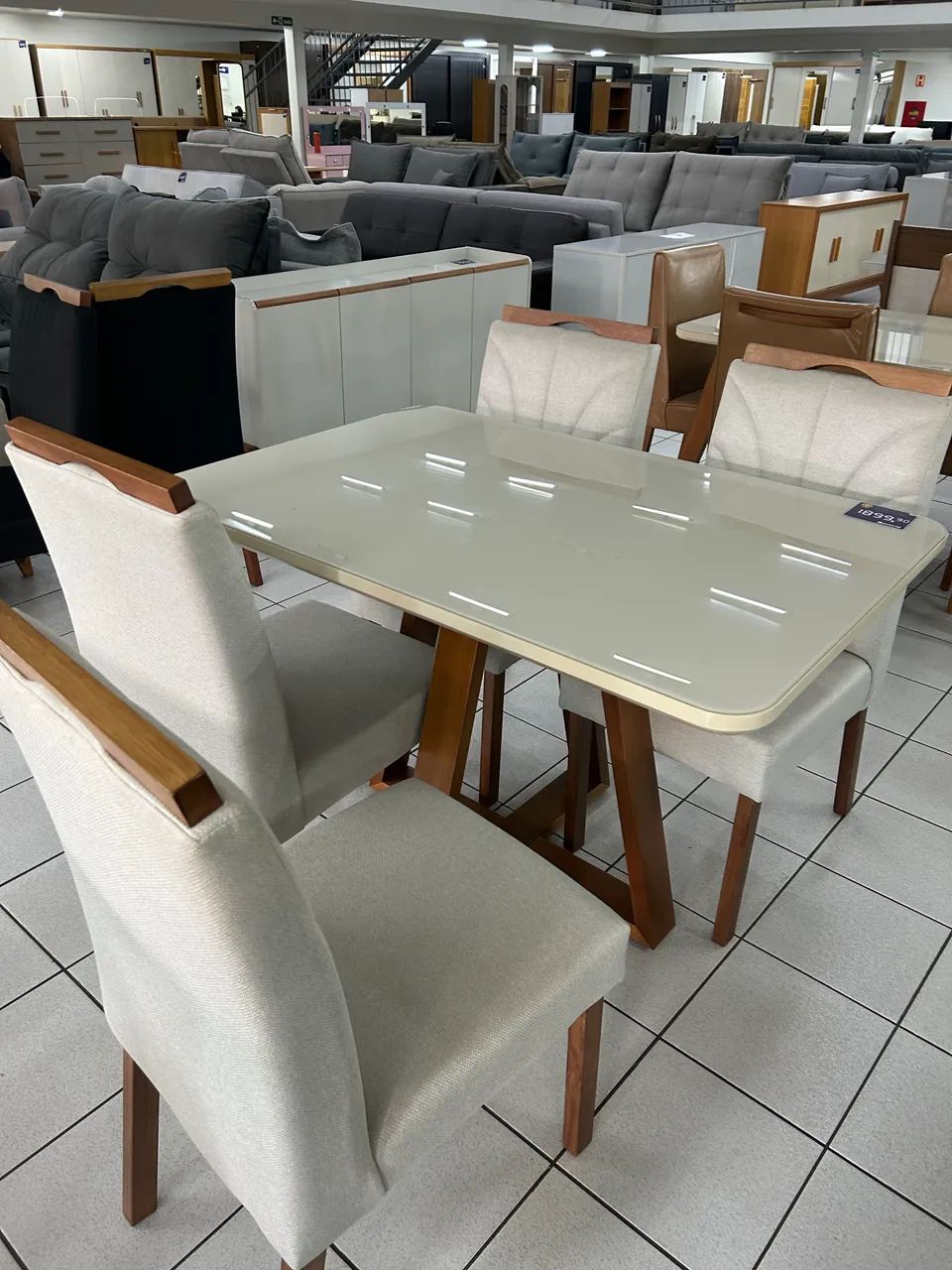 Mesa de madeira com 4 cadeiras NOVA  - Foto 3