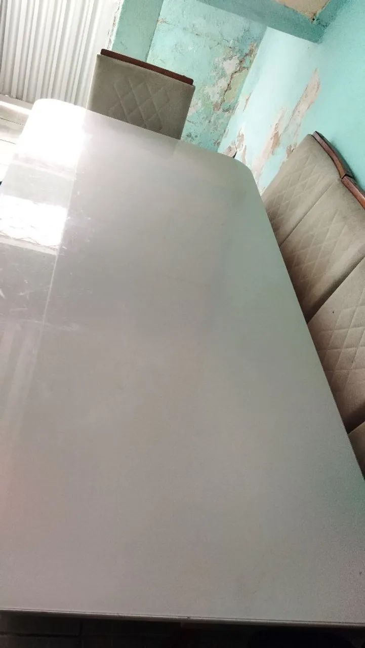 Mesa de 6 cadeiras com tampa de vidro. 