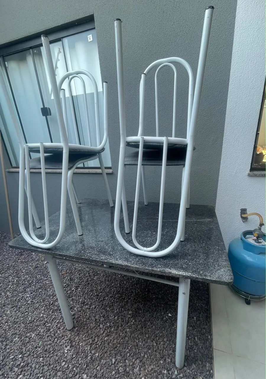 Vendo mesa de mármore com 04 cadeiras  - Foto 4