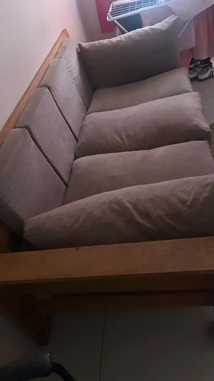 VENDE-SE SOFÁ DE MADEIRA CEREJEIRA COM ALMOFADAS - Foto 2