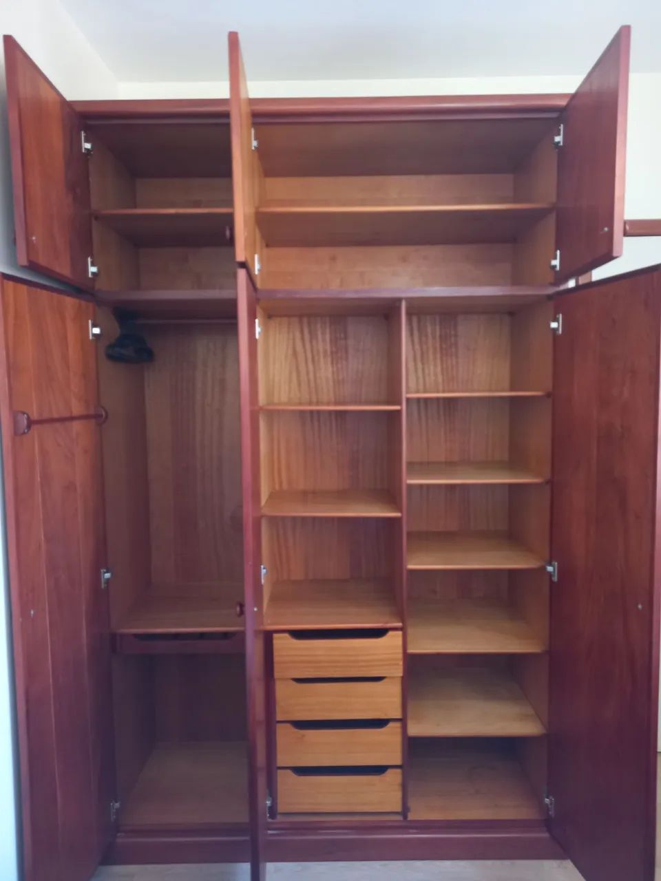 Guarda roupas de madeira maciça - Foto 2