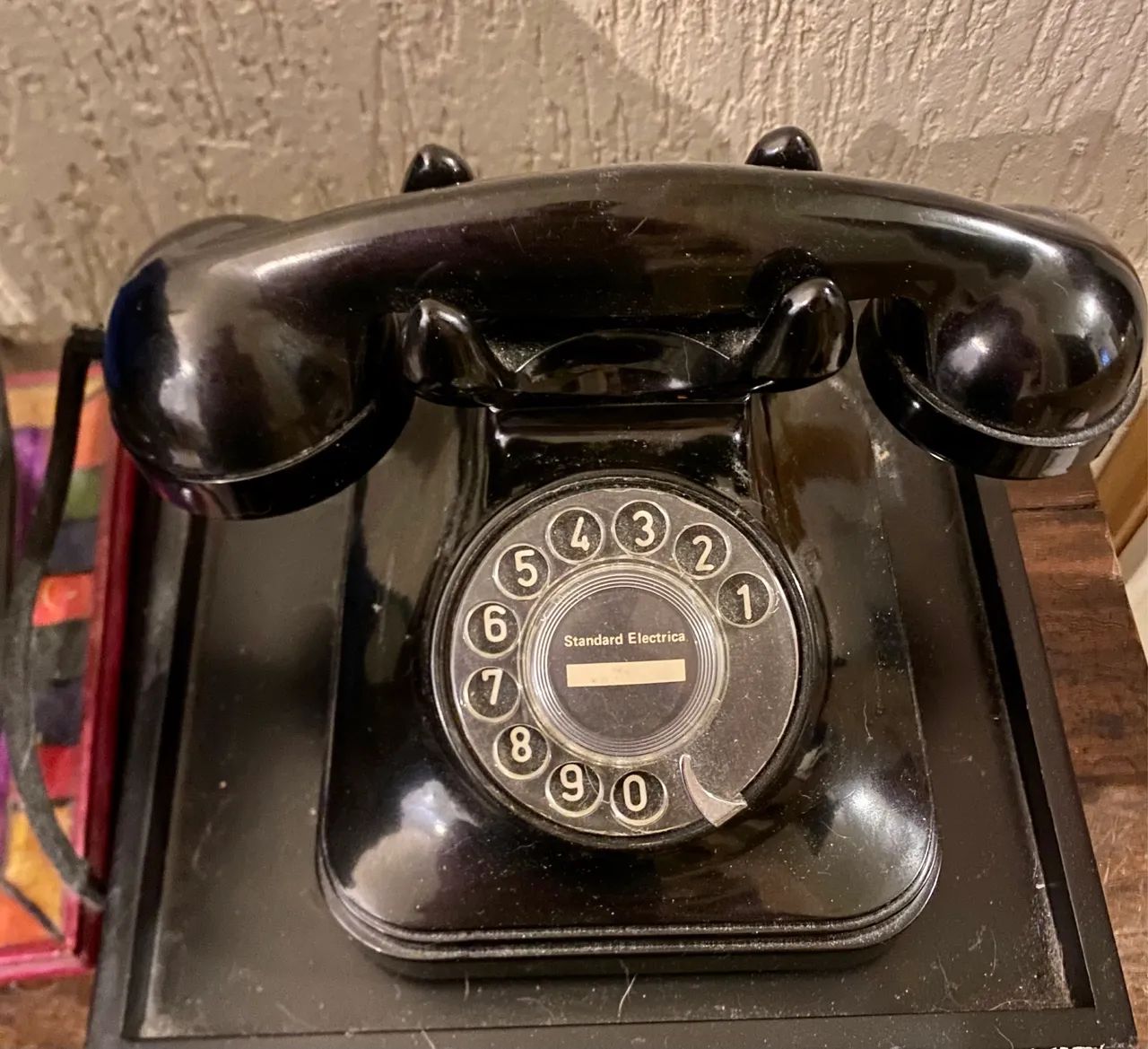 Telefone antigo 1950 preto baquelite perfeito funciona com pulso  - Foto 2
