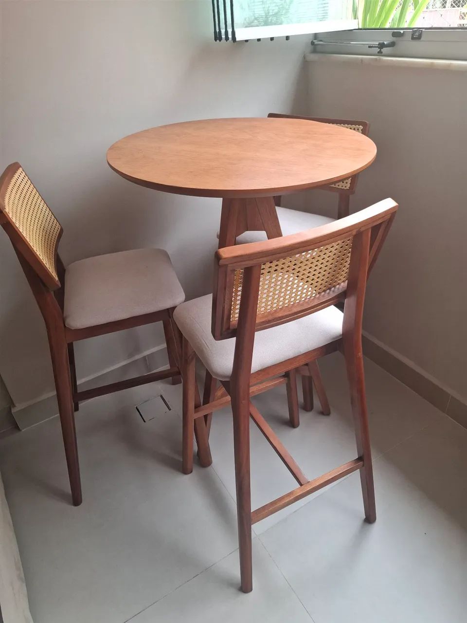 Mesa bistrô e baquetas 