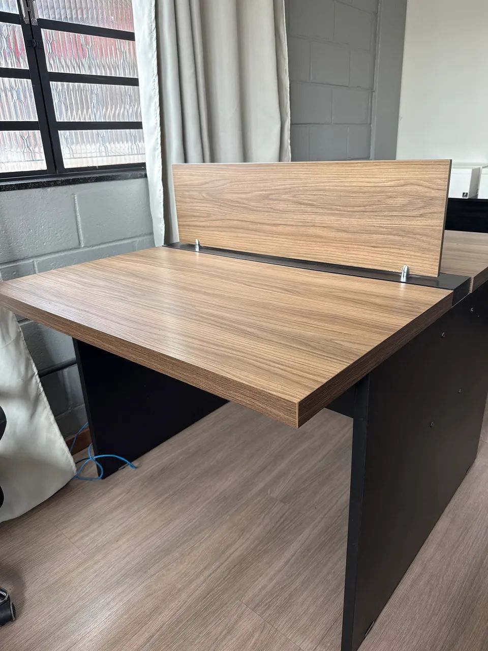 Mesa dupla de escritório com divisória central