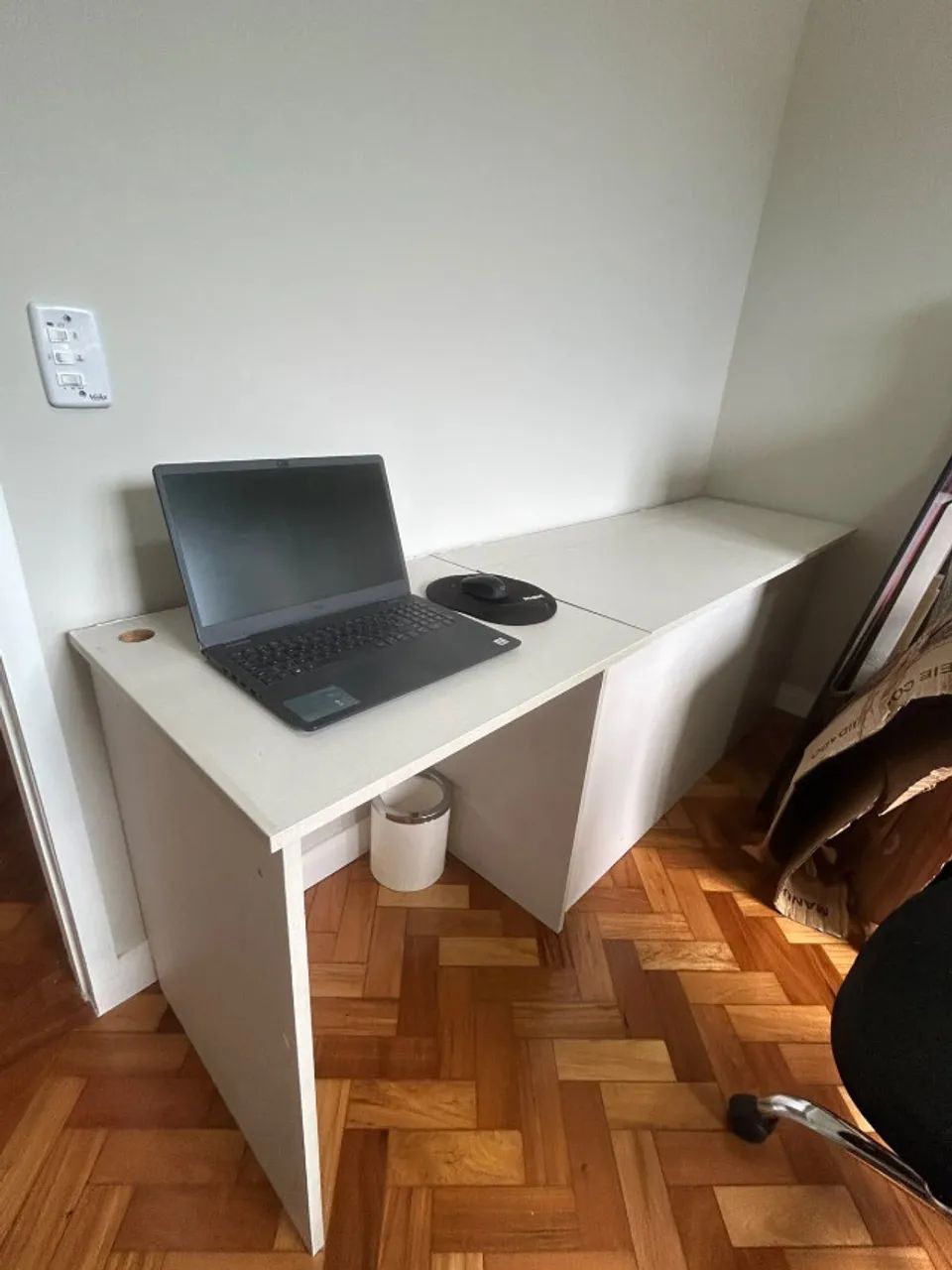 Bancada de escritório com compartimento interno
