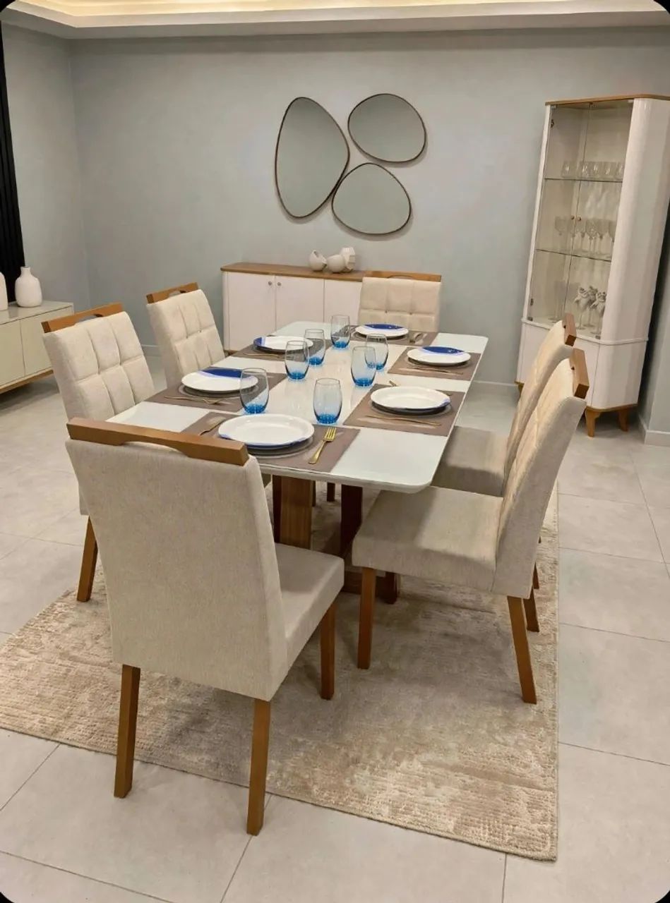 MESA EM MADEIRA COM 6 CADEIRAS 