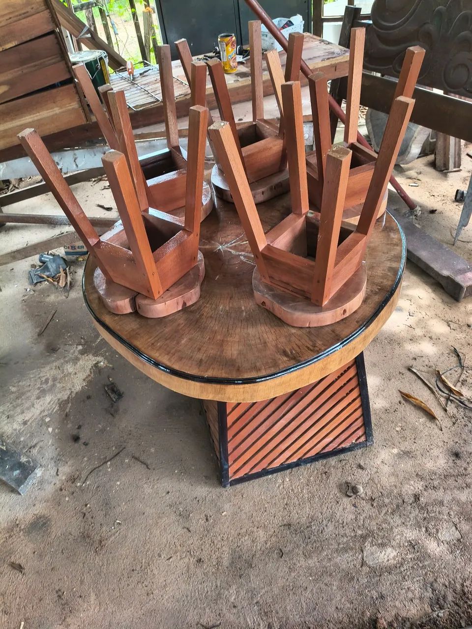 Mesa rústica com 5 banquetas 470984453354967041