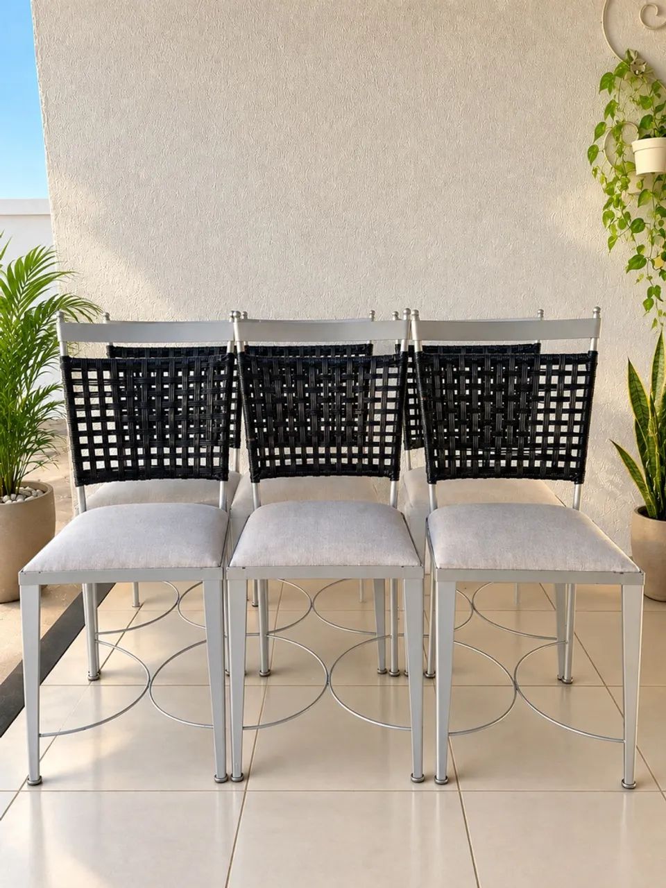 Vendo conjunto de cadeiras com design moderno e resistentes.