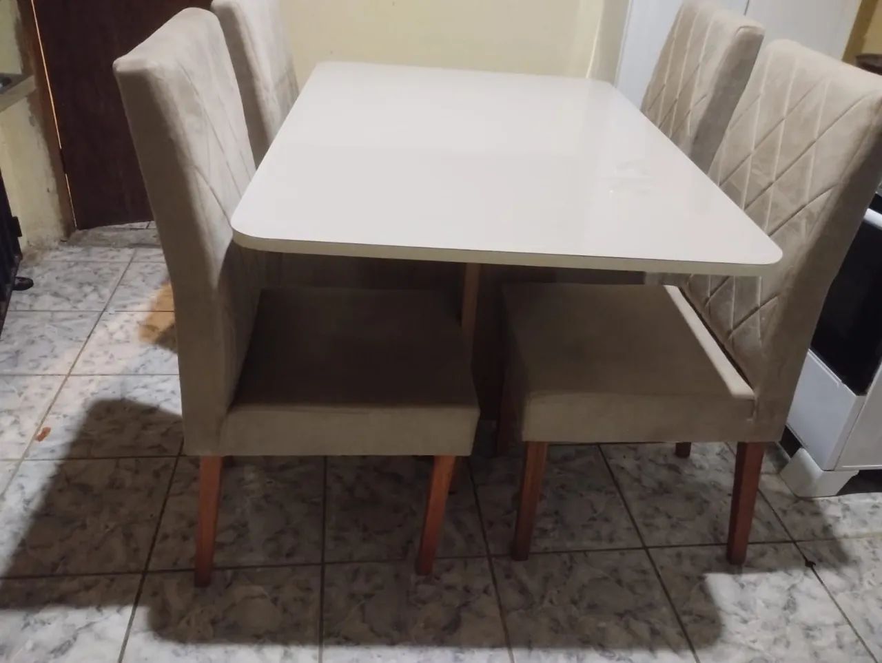 Mesa com 4 cadeiras semi nova com tampo  vidro laqueado 