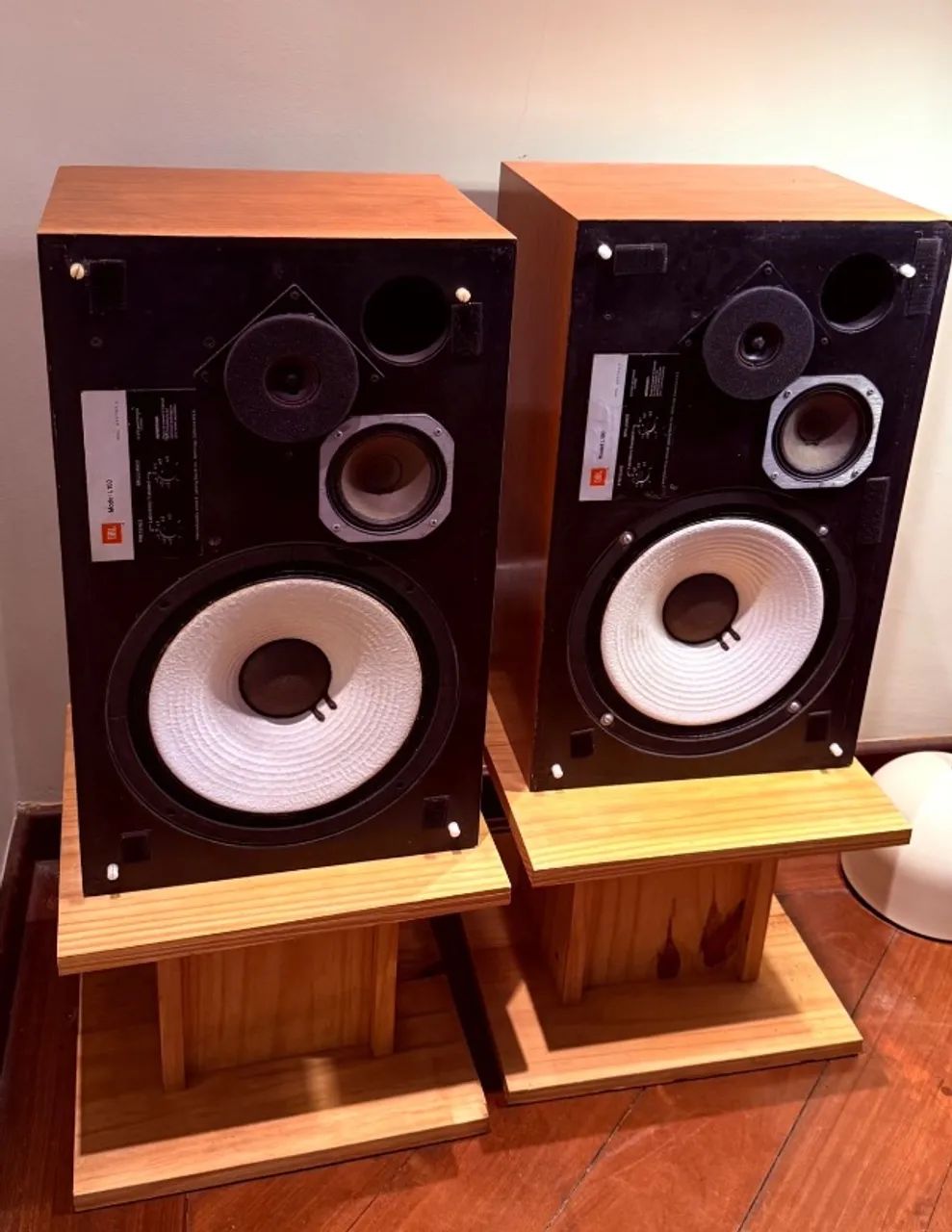 JBL L100 Century Original - Caixas de som vintage década de 70 + Pedestais de madeira