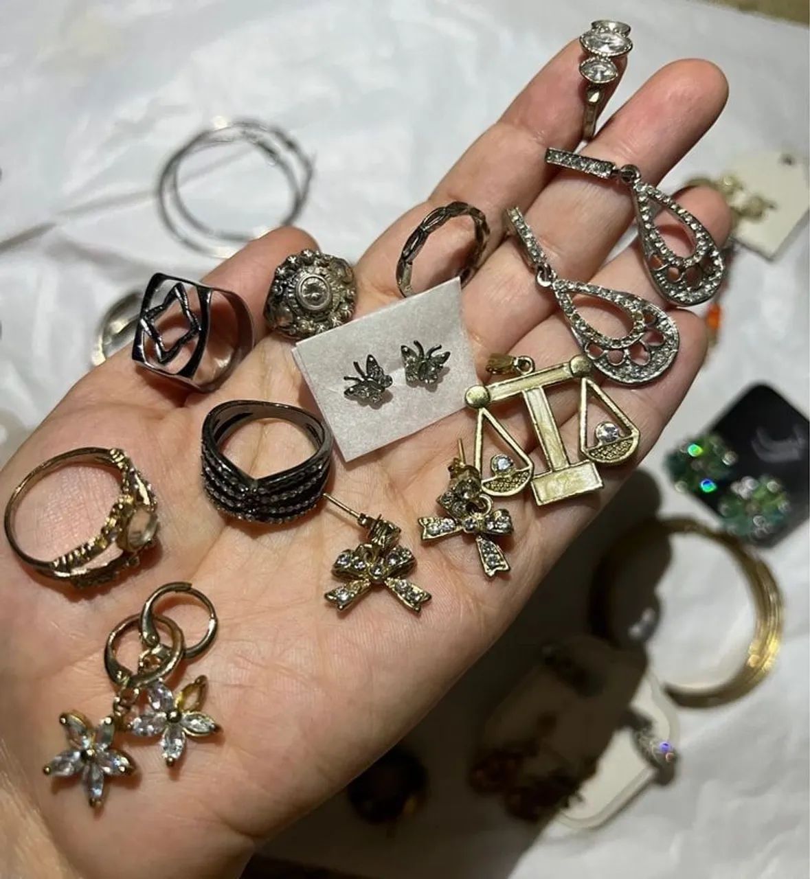 pote com joias e bijuterias variadas - Foto 5