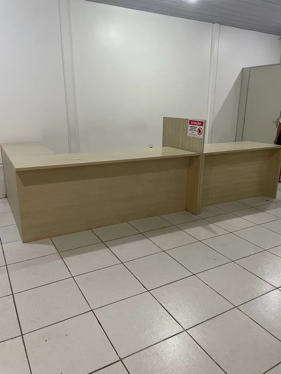 Mesa para recepção e escritório