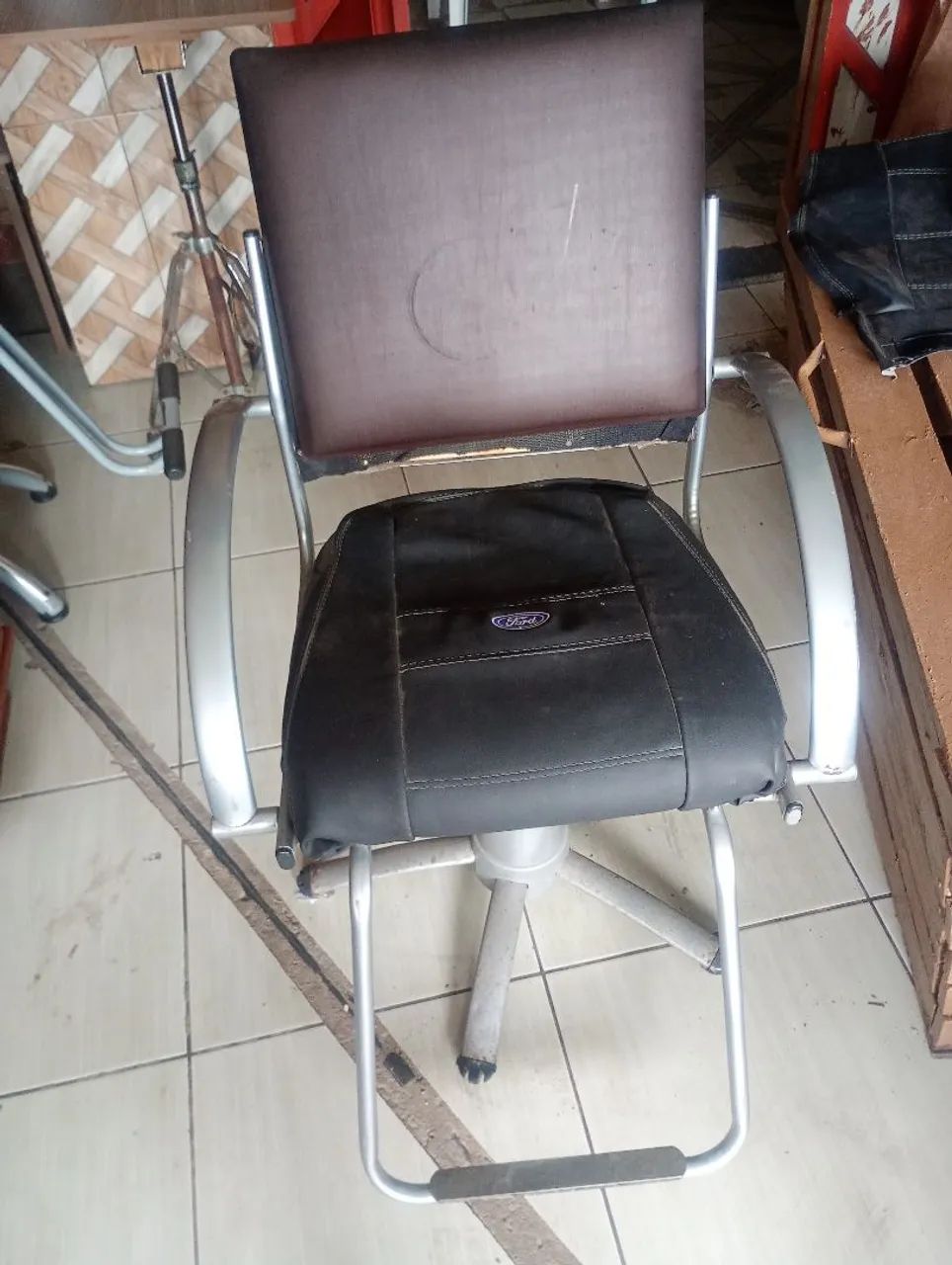 Cadeira hidráulica sem encosto de cabeça 