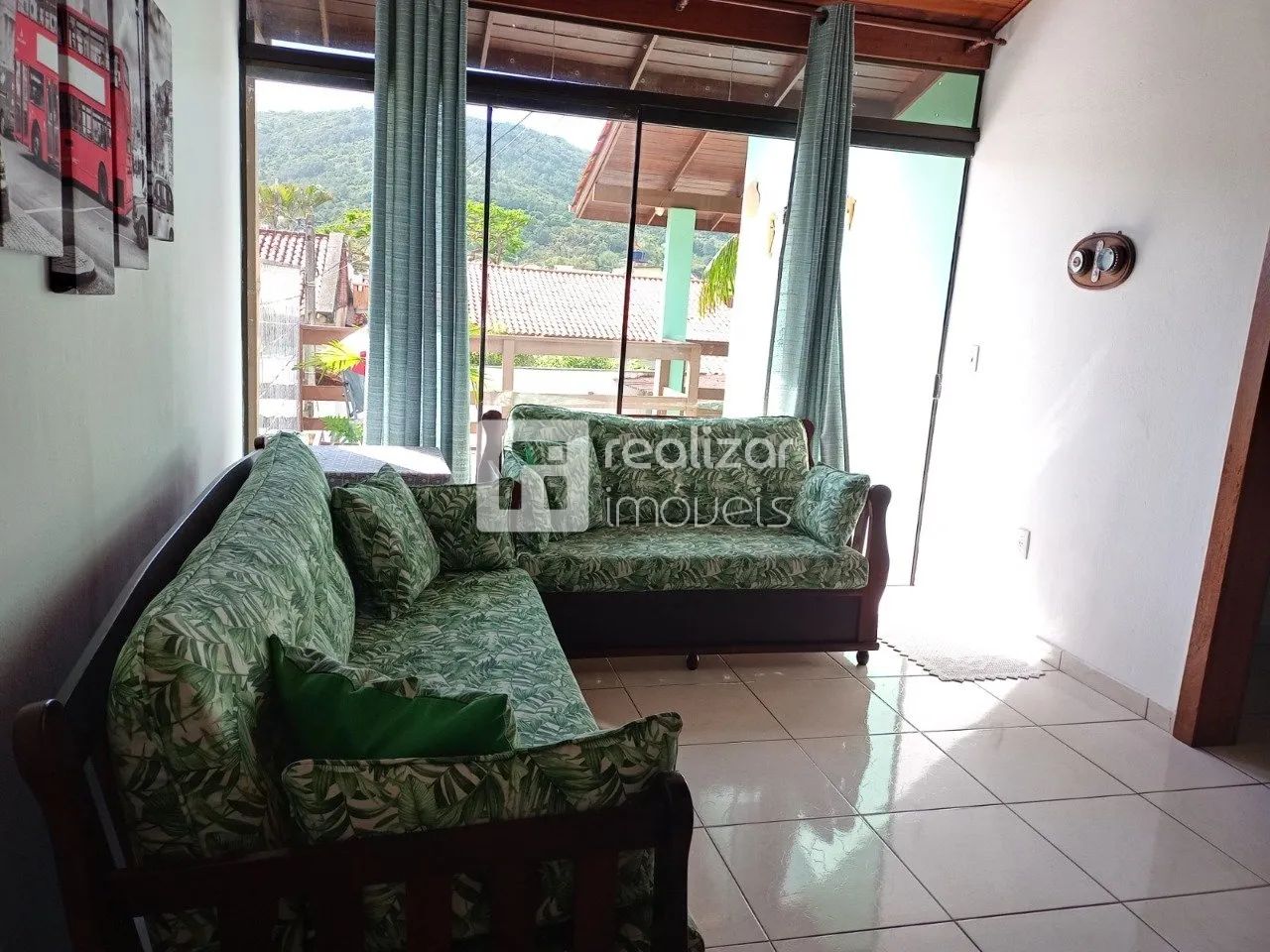 Casa com 3 dormitórios, no bairro Barra da Lagoa em Florianópolis - Foto 2