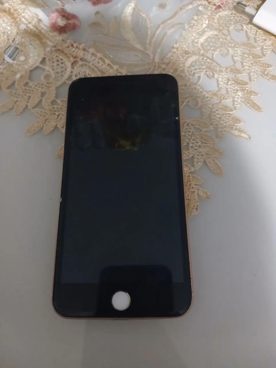 Vendo iphone 8 plus gold com capa OBS:entrada de chip n estar funcionando.preço R$900,0