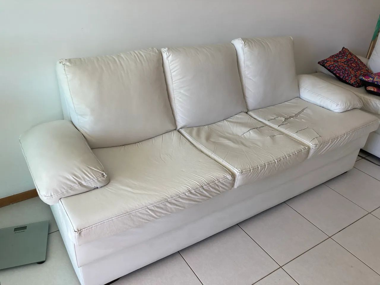 Vendo sofá de 3 lugares em corino