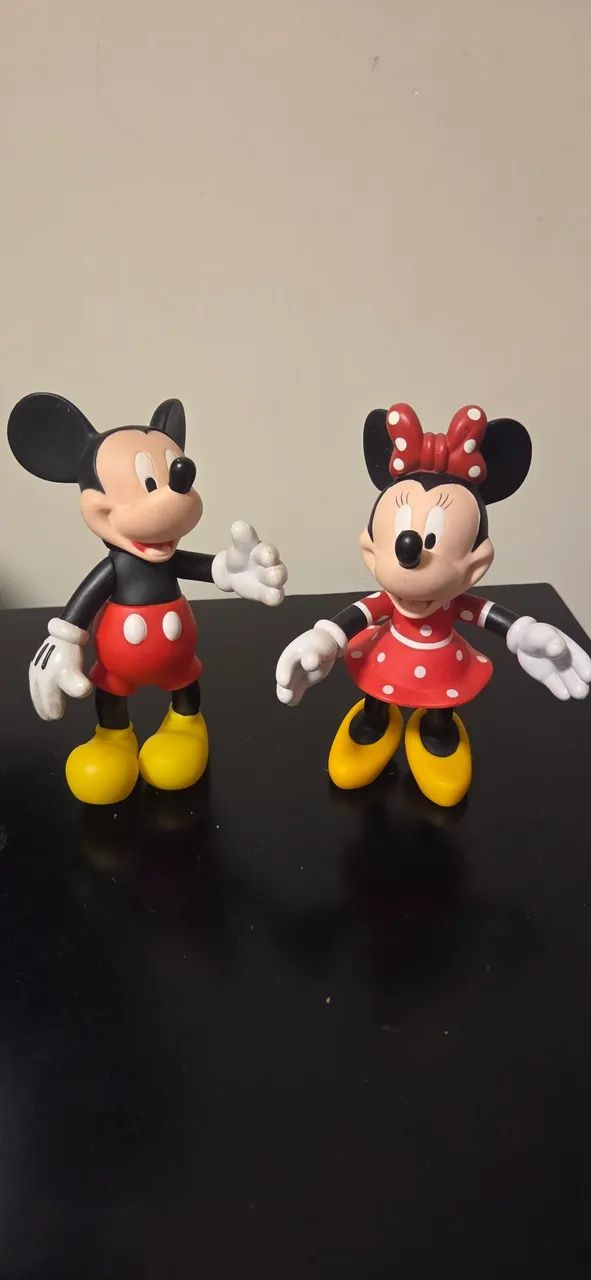 Par de Bonecos Mickey e Minnie Mouse Articulados - Vinil Disney