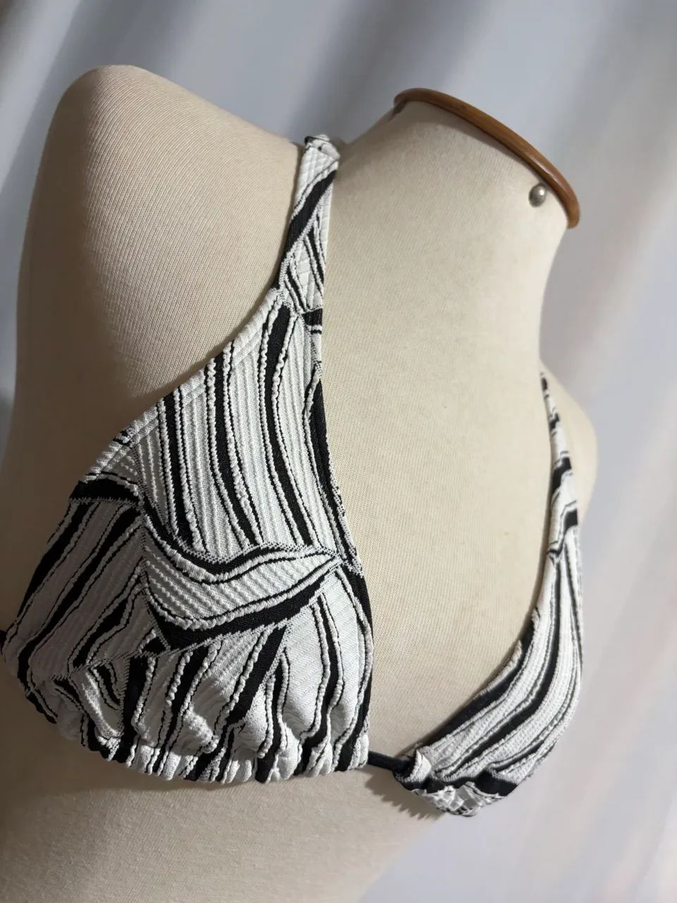 Conjunto biquíni preto e branco em relevo 