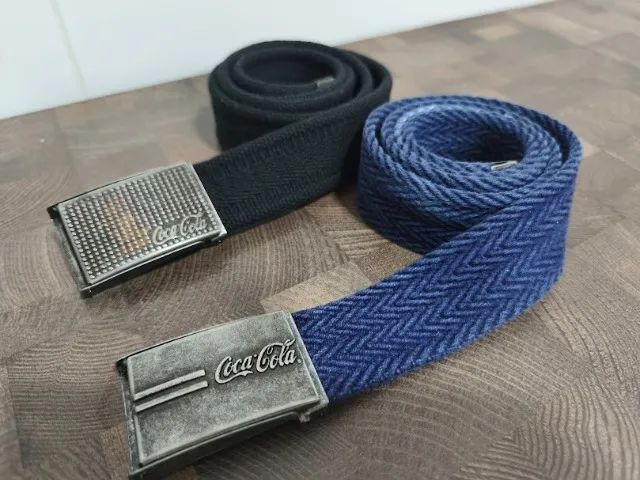 Kit 2 cintos para calça da marca Coca Cola em tecido e metal - Foto 2