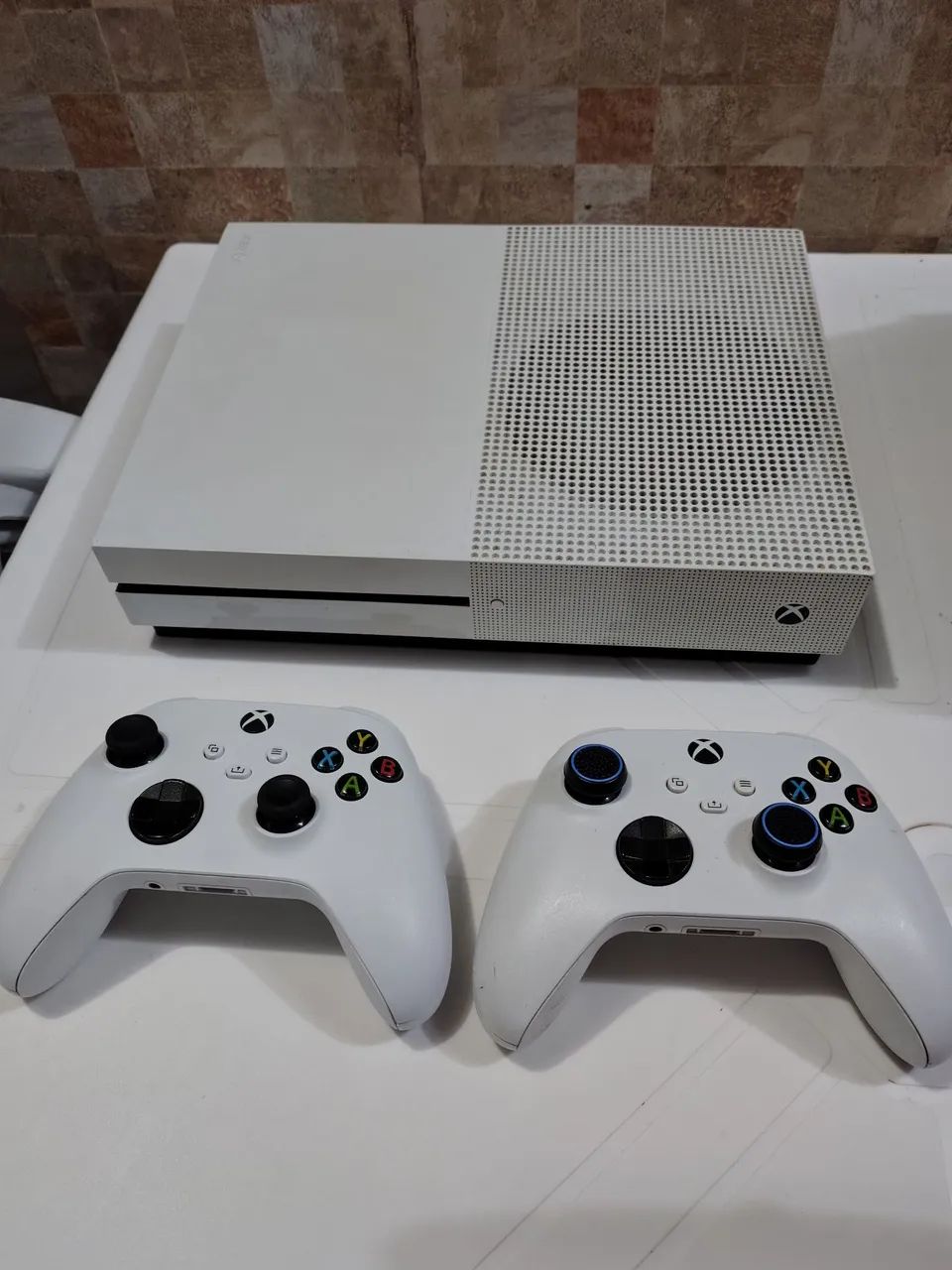 XBOX ONE S com 2 controles  - Foto 2