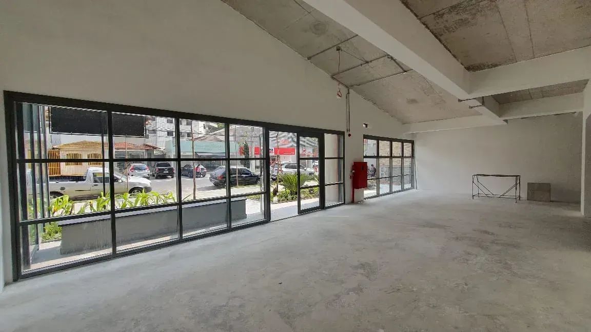 Loja nova com 390 m2 e excelente frente de vidro