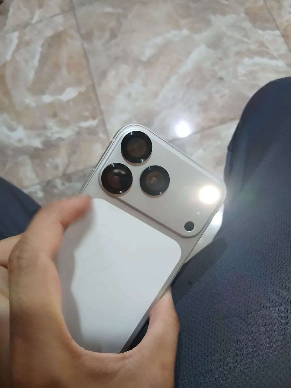 Iphone 11 com a carcaça do 17 pro prata ! - Foto 4