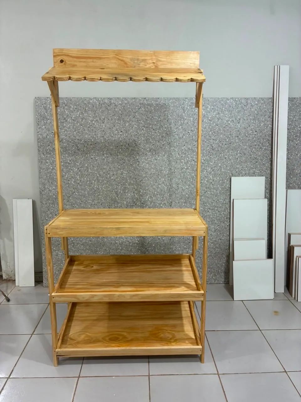 Balcão expositor de madeira 