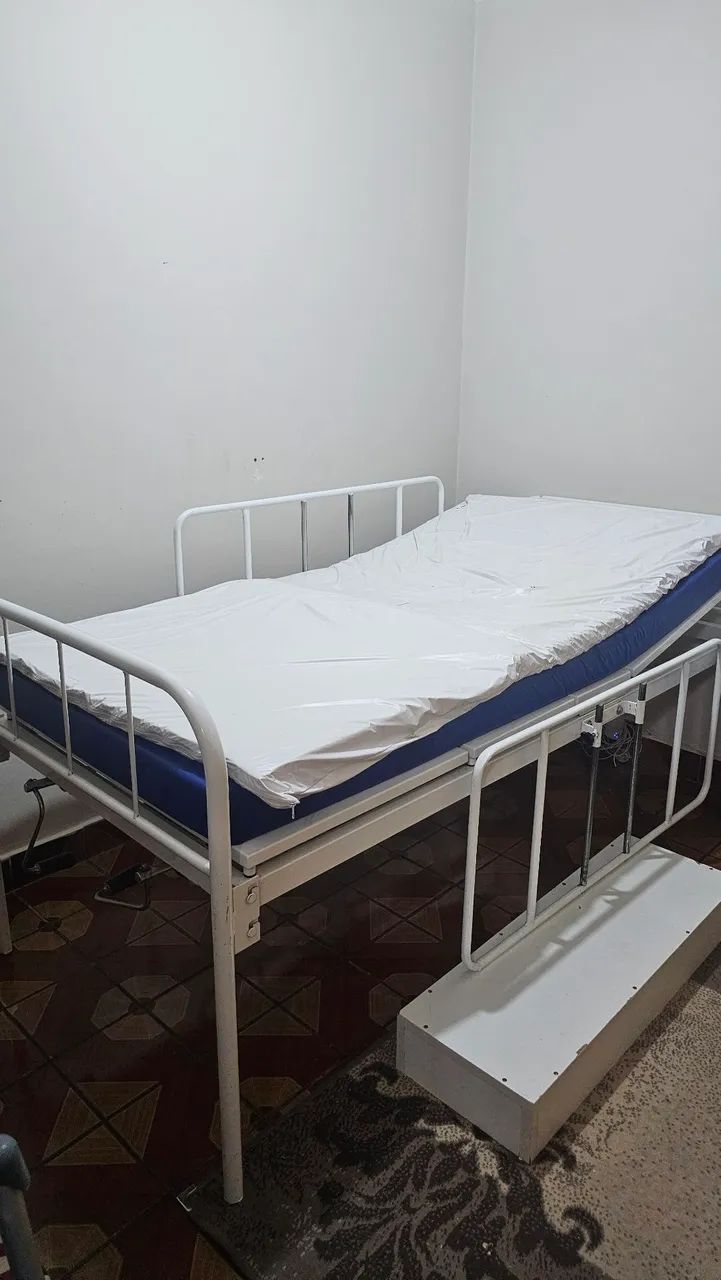 Cama hospitalar 2 manivelas + 2 colchões 