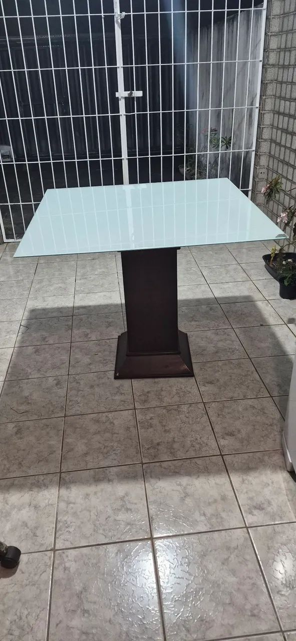 Mesa quadrada com tampo de vidro