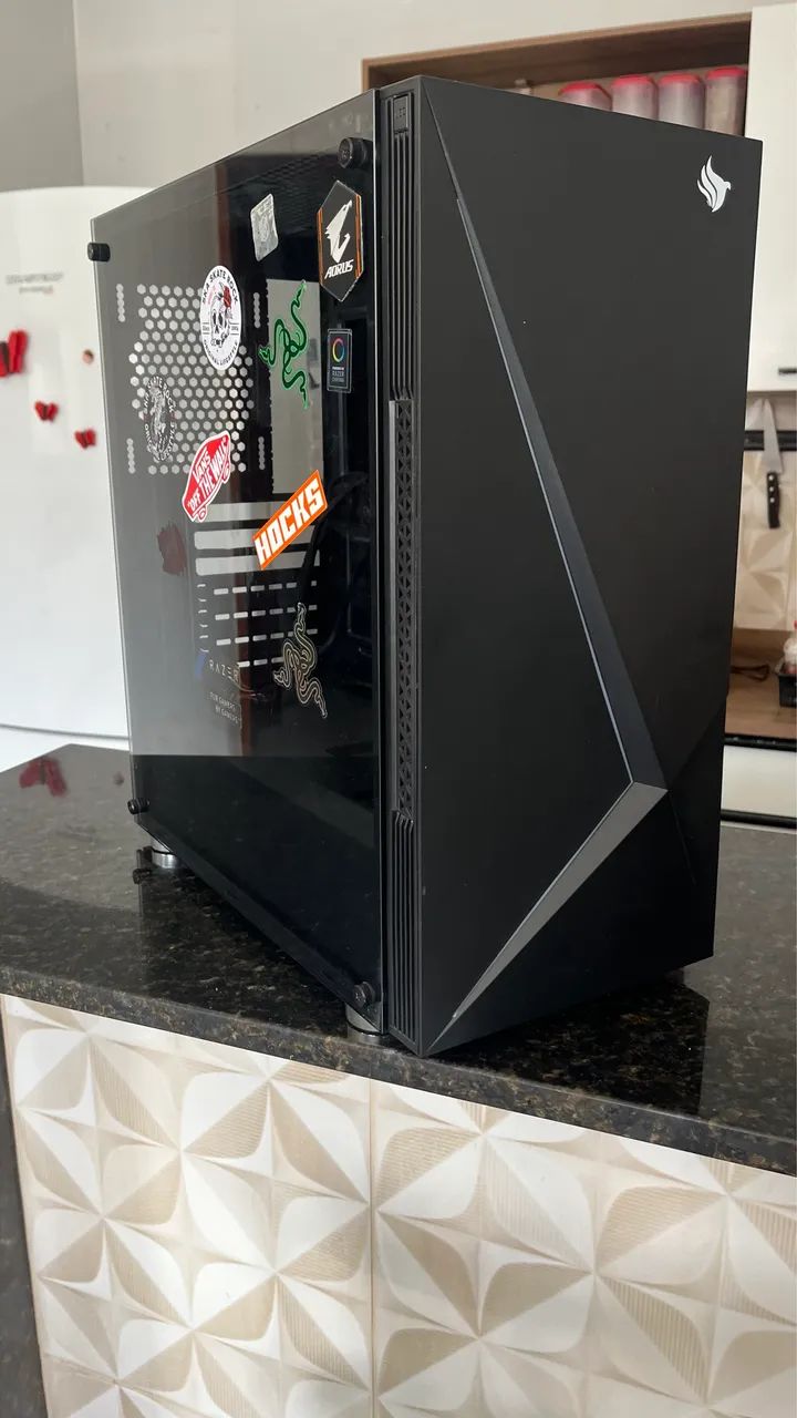 Gabinete pichau Komor LED RBG Lateral em vidro temperado
