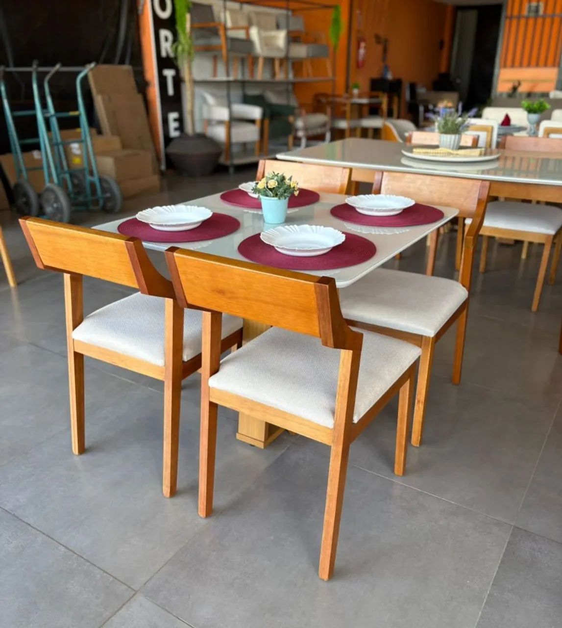Mesa de Jantar 90×90 com 4 cadeiras nova a pronta entrega  - Foto 3