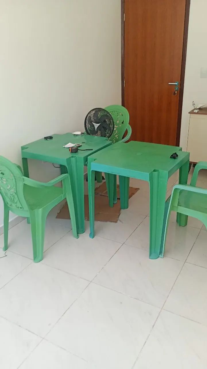 Conjunto de mesa e cadeiras