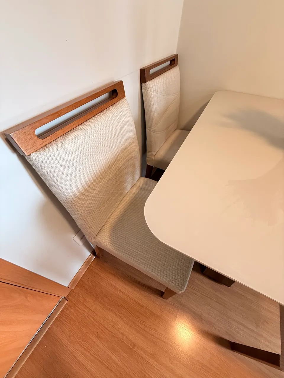 MESA DE MADEIRA COM 4 CADEIRAS R$ 1.300,00 - Foto 4