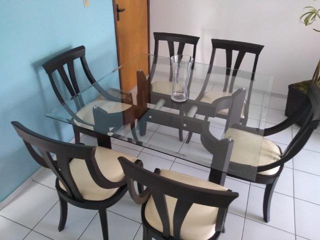 Mesa com seis cadeiras