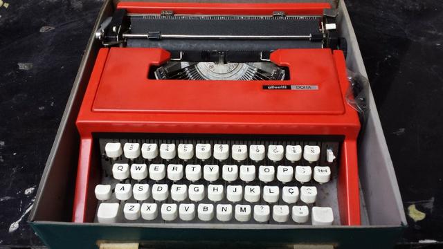 Máquina De Escrever Olivetti Dora Antiga