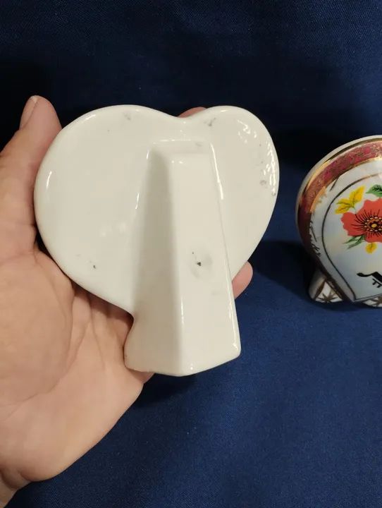 Belíssimo par de corações em porcelana. - Foto 4