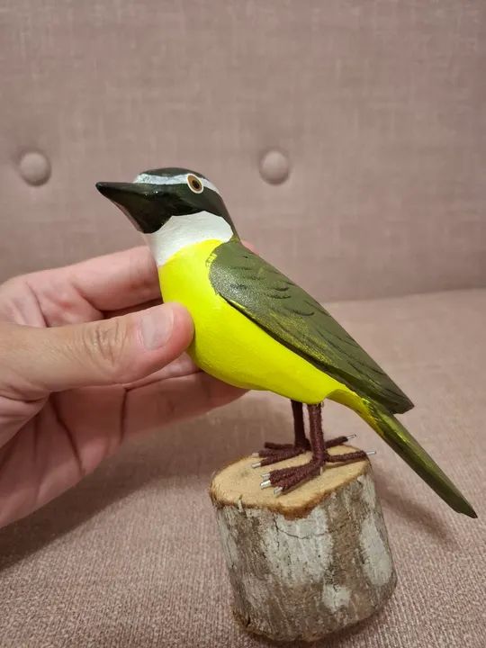 Adorno decorativo artesanal esculpido em madeira pássaro bem-te-vi comprado em Bichinho MG - Foto 6