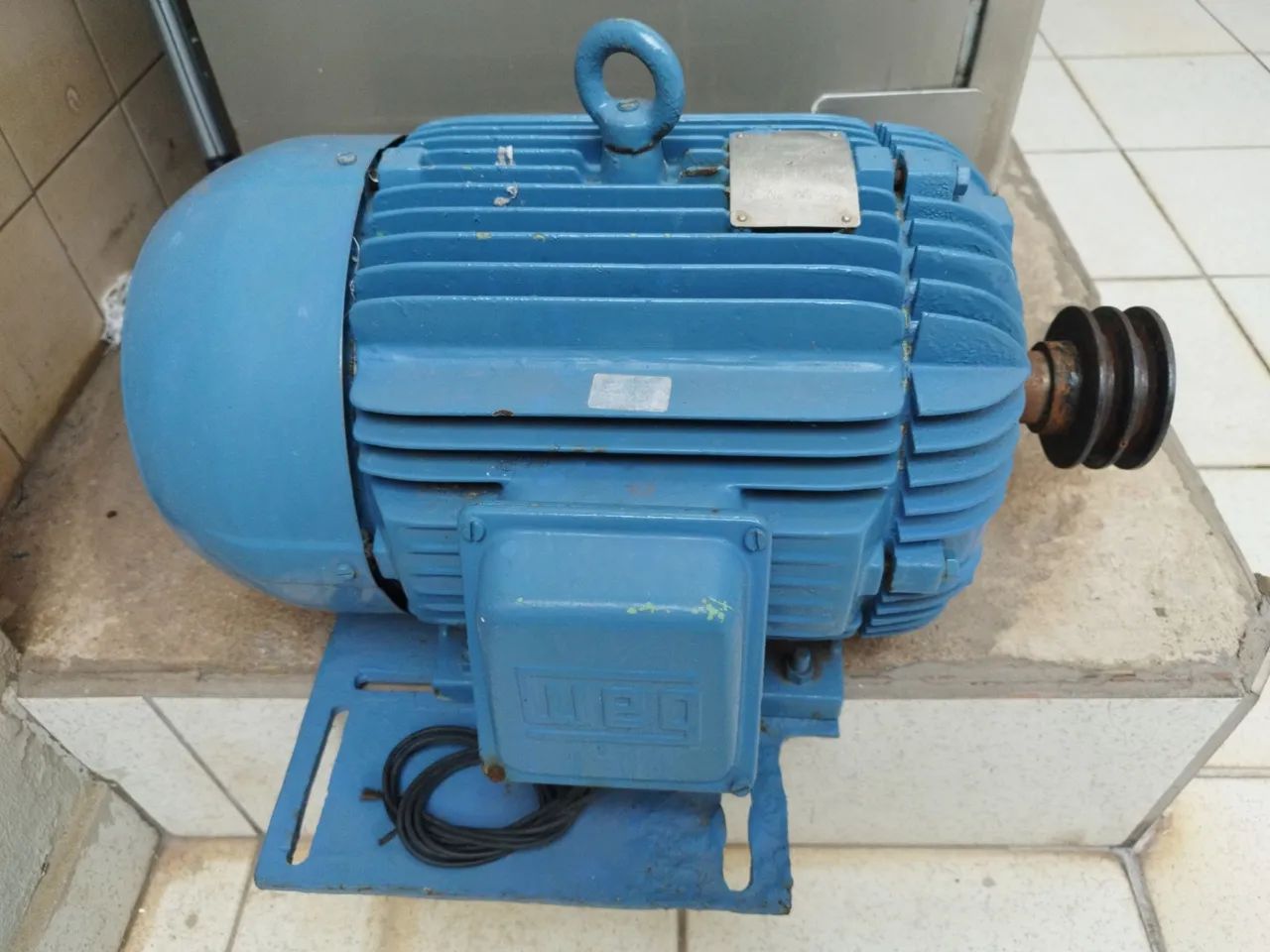 Motor Weg 1,5 CV 420 RPM Trifásico  - Foto 2