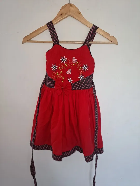 Vestido infantil vermelho com flores bordadas