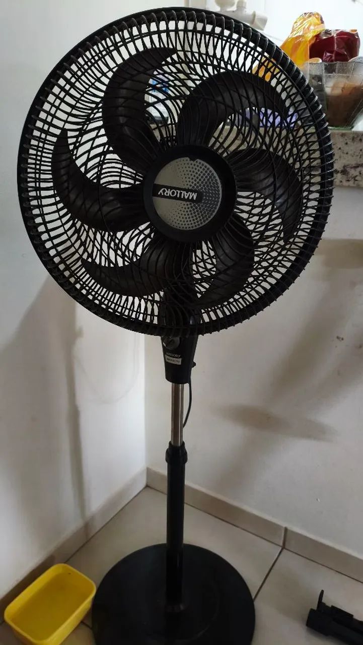 Ventilador de chão Mallory, 3 velocidades com regulagem de altura.