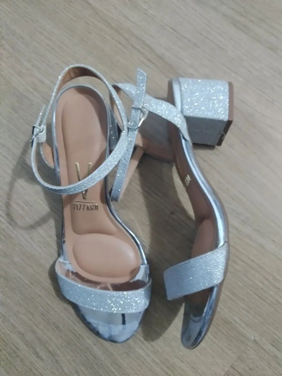 Vendo Sandália Vizzano Prata com gliter (36) com bolsa porta celular - Foto 3