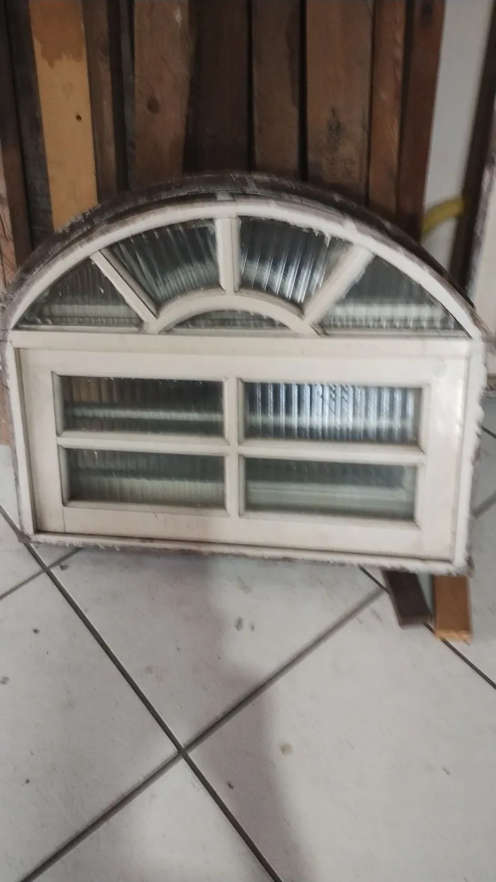 Janela de madeira com vidro canelado
