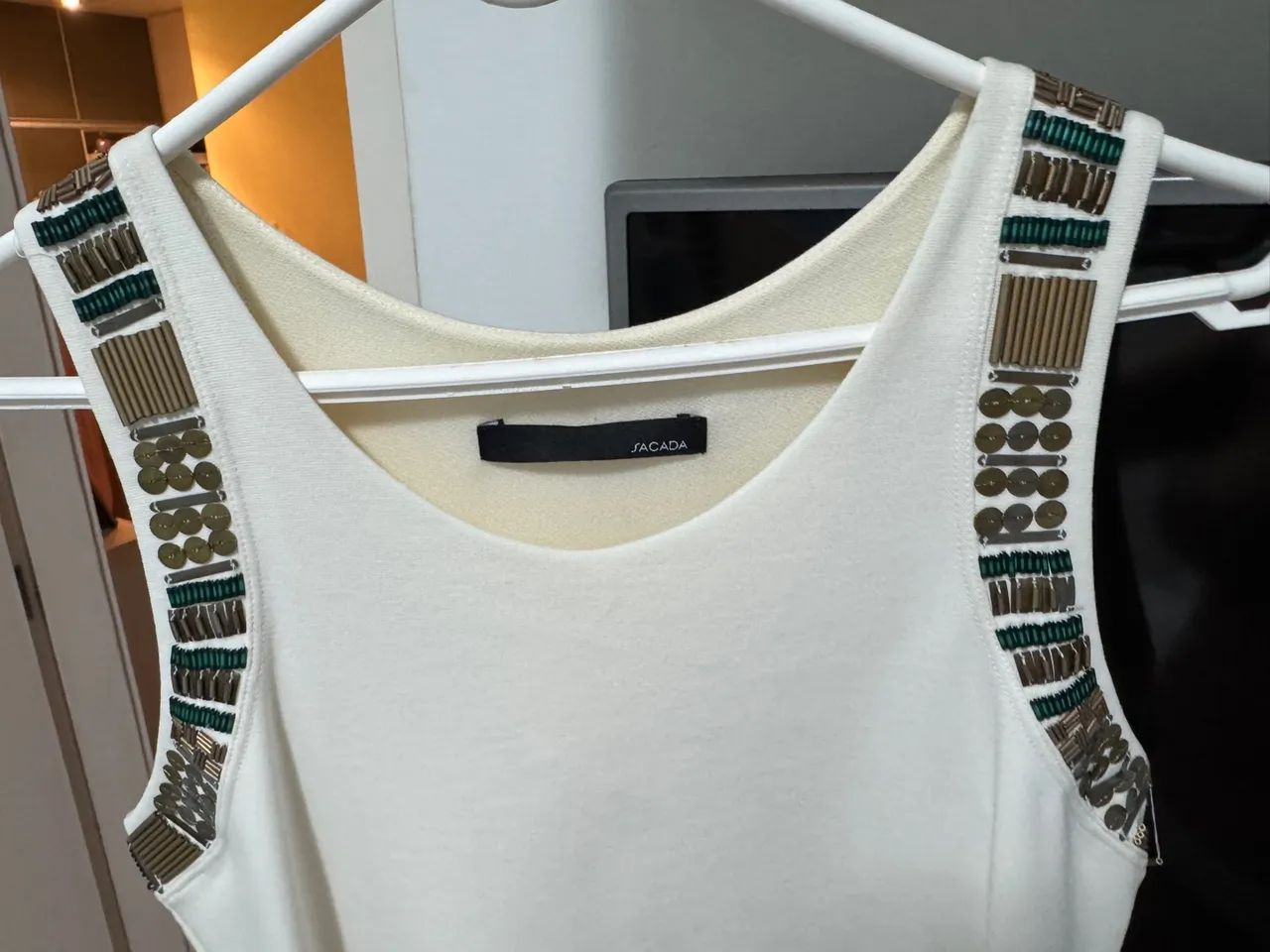 Vestido branco com detalhes bordado sacada 