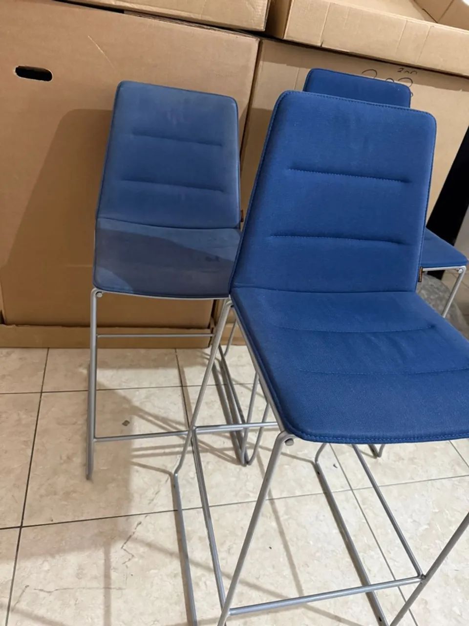 Conjunto de 3 Cadeiras de Bar em Metal com Assento Estofado Azul - Foto 2
