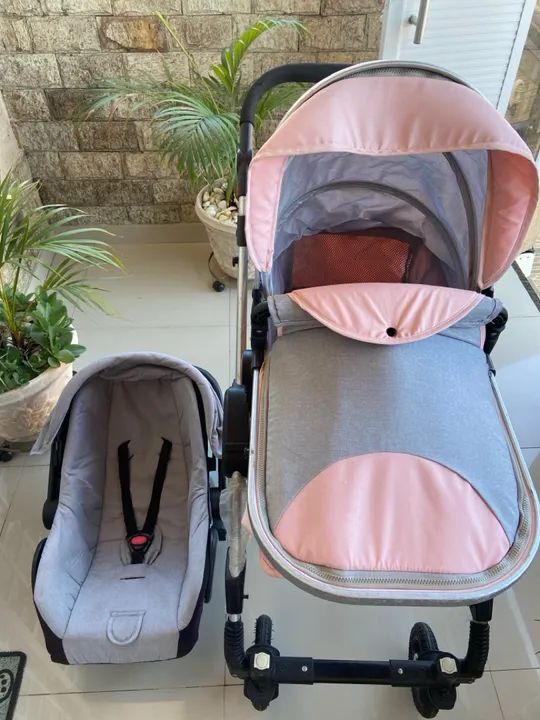 Carrinho B Childhood com bebê conforto 