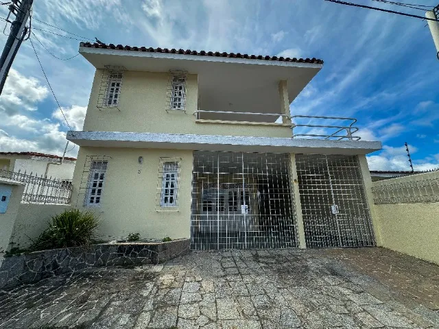 Casa na Gruta de Lourdes - 3 quartos - 2 suítes - Garagem para 2 carros