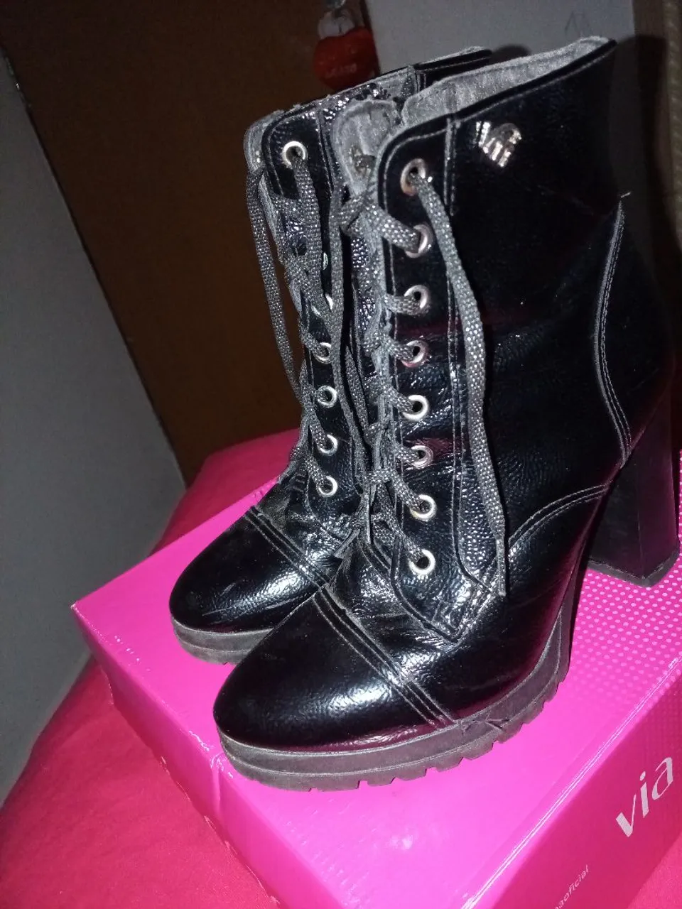 Bota feminina preta com salto alto e cadarço