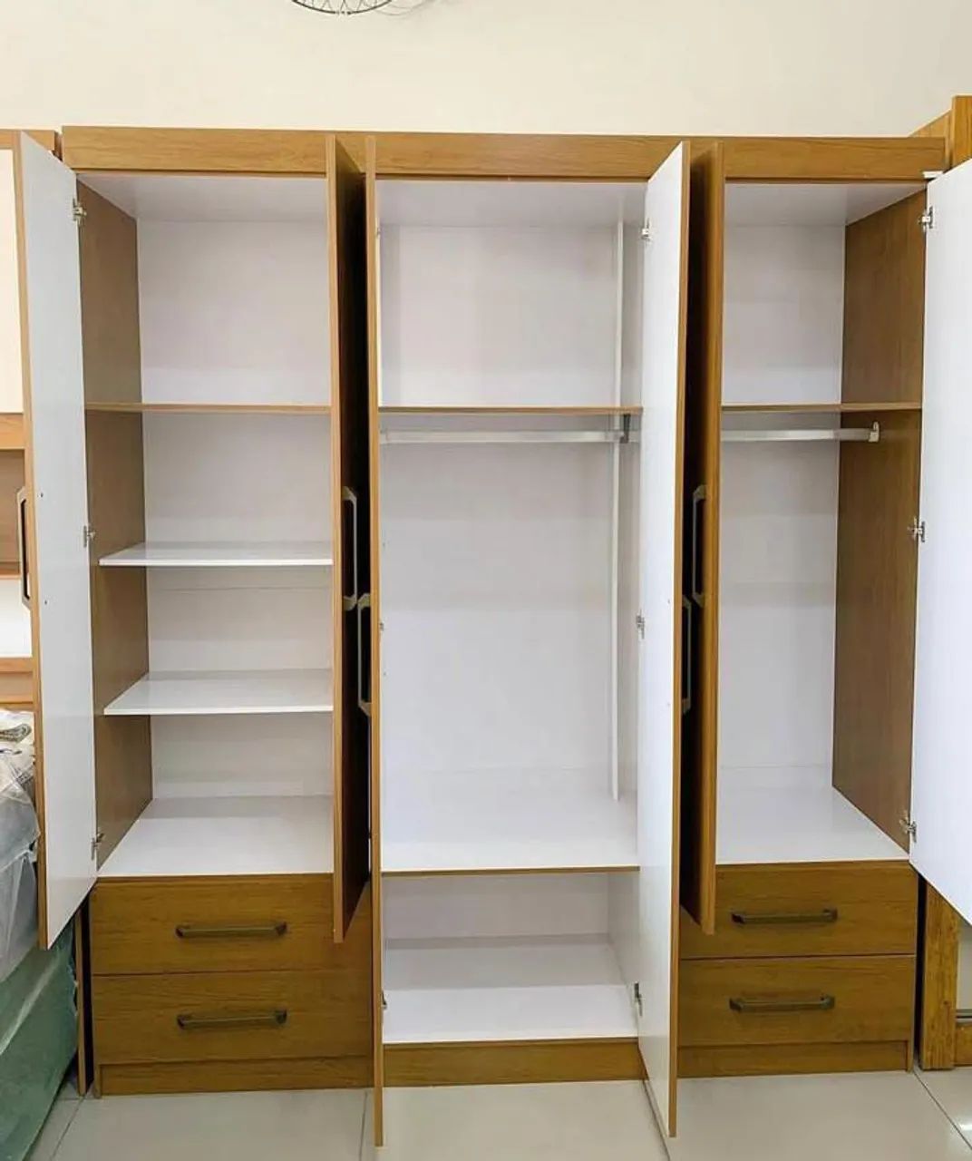 Guarda-Roupa de Casal Amadeirado com Espelho - Foto 2