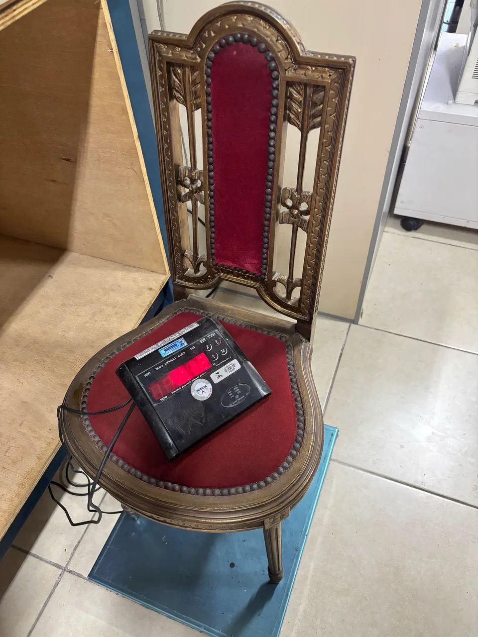 Cadeira Luis Xv Veludo VERMELHO OPORTUNIDADE  - Foto 4