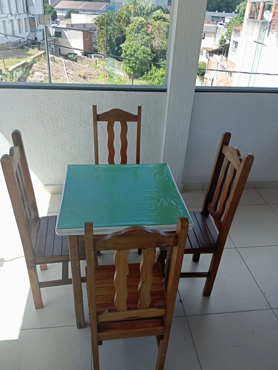 Mesa de madeira com 4 cadeiras